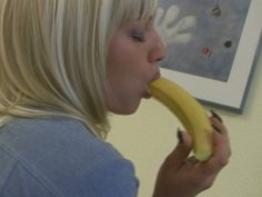 Using banana Valeria polishes her wet pussy with delight